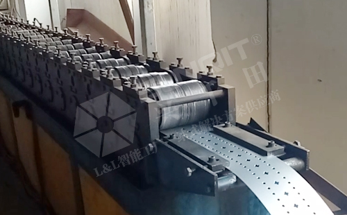 鈑金滑軌材料經(jīng)過沖孔進(jìn)入冷彎機 鈑金滑軌材料經(jīng)過沖孔進(jìn)入冷彎機